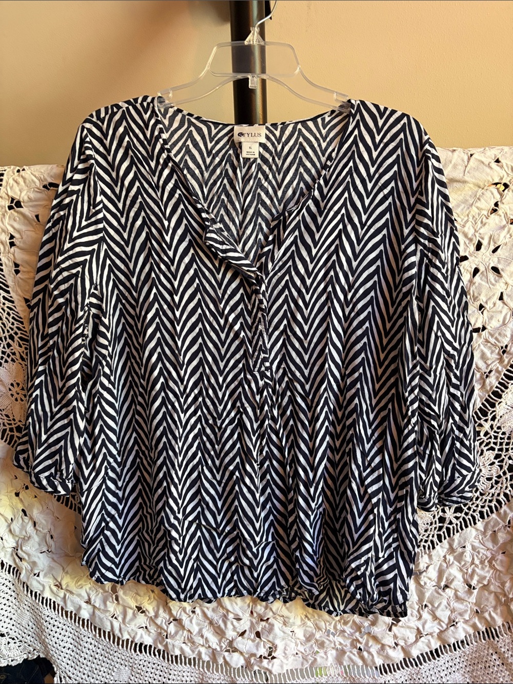 Stylus Women's Black & White Chevron Blouse Size XL